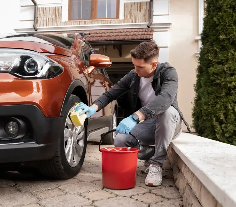 Lavage auto à domicile Plestan : professionnel intervenant sur un véhicule